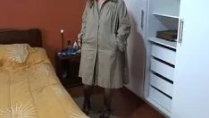 Reproducir Llego del trabajo y le muestro a mi marido como estaba vestida y el cornudo estaba muy excitado