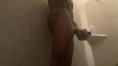 Afspelen Karti kokk trekt zijn mooie lul af met beweging (pov)