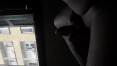 Redare Vecina bunică mă urmărește mă masturbând goală la fereastră