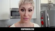 再生 Humpingmom - 継息子がキッチンカウンターで継母ライアン・キーリーを後ろからファックし、熱いポルノビデオを作る