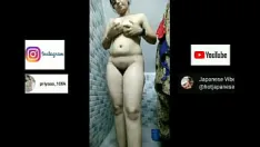 Odtwórz Jeśli mój mąż mnie nie rucha, nagram film ze mną w łazience i wyślę go mojemu chłopakowi.