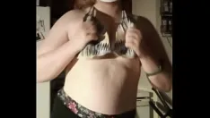 চালান Busty মেয়ে টিট প্লে - আমাদের একটি থাম্বস আপ দিন