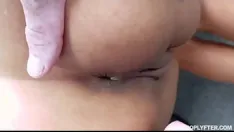 Jouer - un jeune voleur à l'étalage maigre et chaud jouit d'orgasmes tout en se faisant baiser par un garde