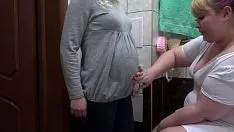 Reproducir Una sujeción funciona para un clíster opaco milf significativo en gatito-gato de pelo liso y amasa su vagina. funciones de la nada terminan en el clímax. tribades fetichistas.