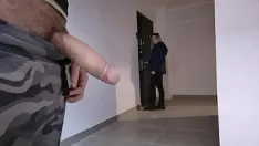 Riproduci Un uomo mostra un cazzo alla sua nuova bellissima vicina, lui se lo masturba davanti a lei, lei è eccitata per lo shock e vuole toccargli il grosso cazzo e masturbarlo
