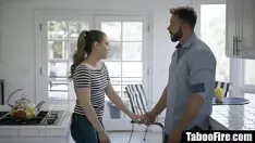 تشغيل الفتاة الساخنة ليس لديها خيار سوى ممارسة الجنس مع الأخ غير الشقيق لخطيبها