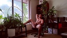 Reproduzir Hippie nudista andando pelo apartamento