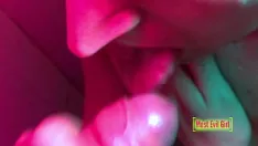 Abspielen Ein blowjob mit pisse und cumshot auf die titten unter der dusche – vollständiges video