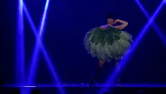 Play Ginger valentine - feathers in blue light