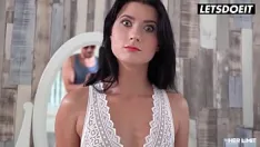Riproduci Il suo limite: la puttana russa (nicole black) ha il buco del culo stretto allungato da un grosso stallone calvo