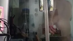 تشغيل اللعب مع مؤخرتي في كشك الاستحمام