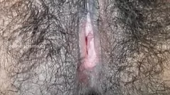 Reproducir Sesión íntima en solitario de Desi Cutie: Dedos en el coño peludo y mojado hasta el orgasmo