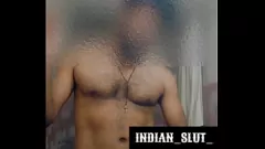 播放 Desi Slut Hunter 第 9 集：印度最帅男人为粉丝抚摸他的 BBC
