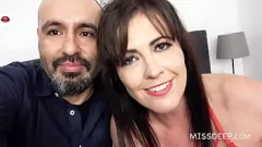 再生 若いティーンの結婚生活崩壊: ぽっちゃりブルネットとスペイン人熟女の初めての3P