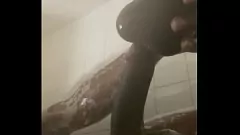 Putar Hitam Amatir Mandi dengan Penis Besar dan Mainan