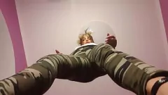 Jouer Une salope blonde force un homme soumis à se branler et à avaler du sperme lors d'une rencontre BDSM