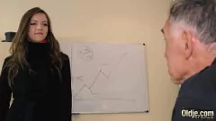 Redare Adolescent curvă este fuzionată hardcore de un bărbat în vârstă, luând sperma pe limbă și înghițind