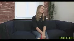 Reproducir La sexy adolescente europea Alena no puede obtener suficiente semen en un encuentro duro