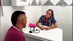 再生 曲線美のコロンビア人看護師がクリニックで濡れたフェラとマンコ食い3Pをする