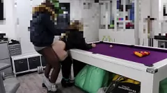 Abspielen Der schwarze Hengst Henry Strongwood hämmert die Muschi einer heißen Blondine auf dem Billardtisch