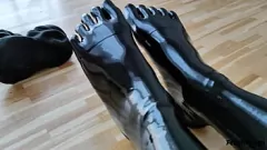 Putar Babe Gerah dengan Kaus Kaki Jari Kaki Lateks dan Sepatu Mengkilap