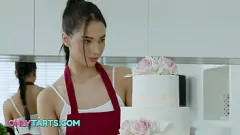 Reproducir La hermanastra morena obtiene una buena mierda de comidas en los tacones altos