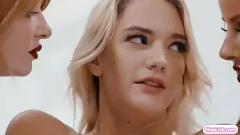 Reproducir Dos demonios pelirrojos le dan a rubia un trío de lesbiana caliente