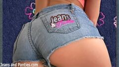 Putar Petite Teen Temptress mendesis dengan skinny jeans