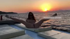 Reproducir Nena rubia traviesa se moja y es salvaje en una fiesta en bote