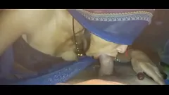 تشغيل يمارس الجنس في سن المراهقة النحيفة من قبل الديك الكبير أثناء إظهار ثديها الكبير