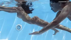 Abspielen Ungarische Pornostars Irina Cage & Angelica Heart - Lesbische Spielzeit am Pool am Pool