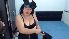 Abspielen Latina -Polizeifrau peitscht und milcht mollig unterwürfig
