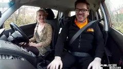 Jouer L'étudiant en conduite aux gros seins obtient un sexe public oral dans la voiture
