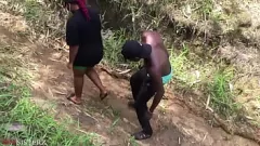 Reproducir Ebony College Girl atrapada y follada al aire libre: aventura sexual pública caliente en África