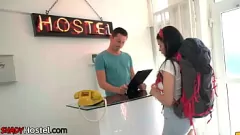 Odtwórz Namiętna sesja seksu z średnimi cyckami brunetka w pokoju hostelowym