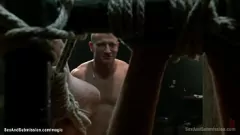 Reproduzir Submissão de escravo ruivo: amordaçado, chicoteado e fodido hardcore