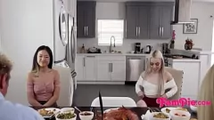 Afspelen Dankbaar voor mijn PP, dankbaar voor mijn stiefzusters: een hardcore Aziatische familietaboe-fantasie
