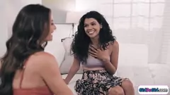 Reproduzir Latina peituda Milf Silvia Saige em um 3some fumegante com a melhor amiga Violet Starr e a colega de quarto Harley Haze