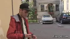 Играть Любитель худых позволяет своему лисьему приятелю скакать на твердом члене своего компаньона за деньги в этом диком хардкорном тройничке