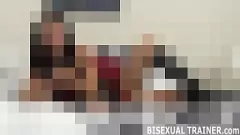 تشغيل Femdom المهيمنة وشريكها ثنائي الجنس يستمتعان بلعبة قضيب جلدي في مشهد BDSM