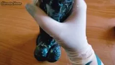 Jouer Travail manuel une grosse dido noircie avec des gants de boxe
