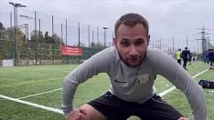 Riproduci I calciatori giovanili vengono colpiti da un solido ragazzo svizzero e dai suoi campioni