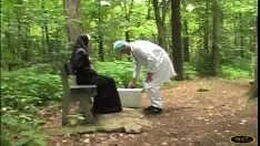 Putar Di kuburan, seorang biarawati tidak membiarkan dia dimohon untuk bercinta dengan dokter bagian atas